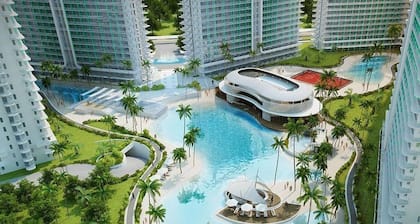 Azurblaues Paris Hilton Beach Resort & Residences im Maui Tower von 1932