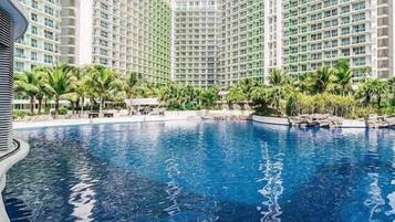 Een buitenzwembad, een sportzwembad