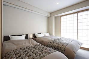 2 chambres, bureau, fer et planche Ă repasser, lit parapluie