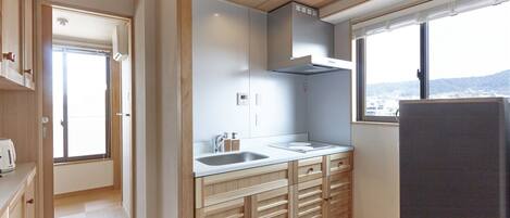 Refrigerador, microondas, parrilla de estufa y tetera eléctrica