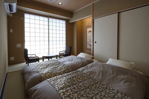 2 間睡房、書桌、熨斗/熨衫板、可攜式嬰兒床