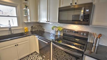 Fridge, microwave, stovetop, dishwasher