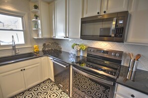 Fridge, microwave, stovetop, dishwasher