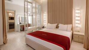 A modern hotel room with a large bed, a desk, and a walk-in closet. - LETO Boutique Hotel (Zugdidi)