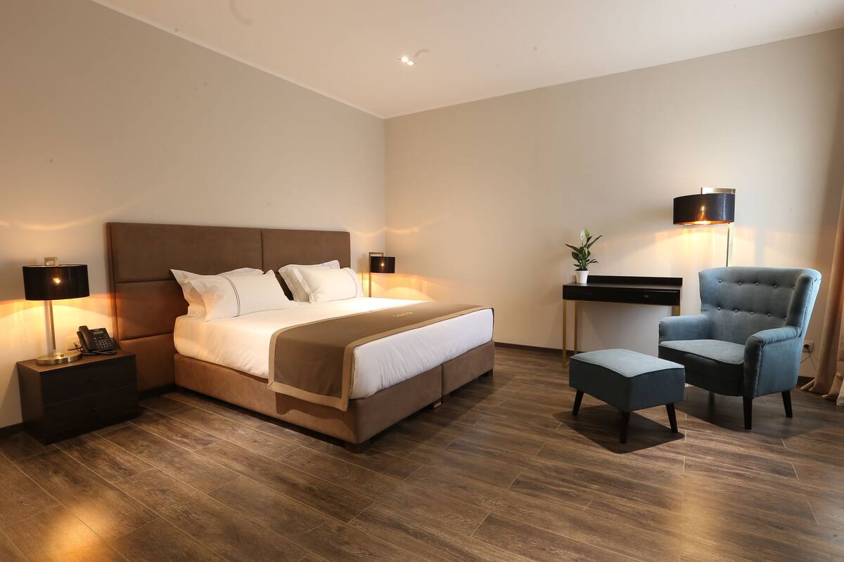 Superior-Zimmer, 1 King-Bett | Minibar, Zimmersafe, Schreibtisch, schallisolierte Zimmer