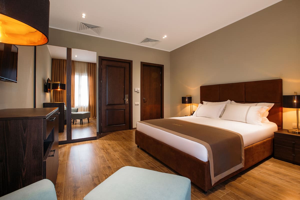Standaard tweepersoonskamer, 1 kingsize bed | Een minibar, een kluis op de kamer, een bureau, geluiddichte muren