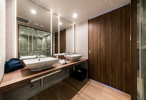 Premium bedding, down duvets, in-room safe, blackout curtains - Daiwa Roynet Hotel Hakata Reisen PREMIER (Fukuoka)