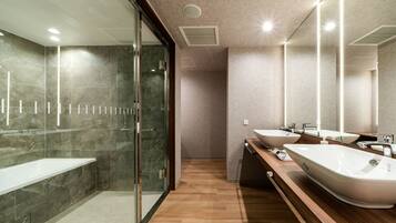 Erillinen kylpyamme ja suihku, syvä kylpyamme, ilmaiset hygieniatuotteet