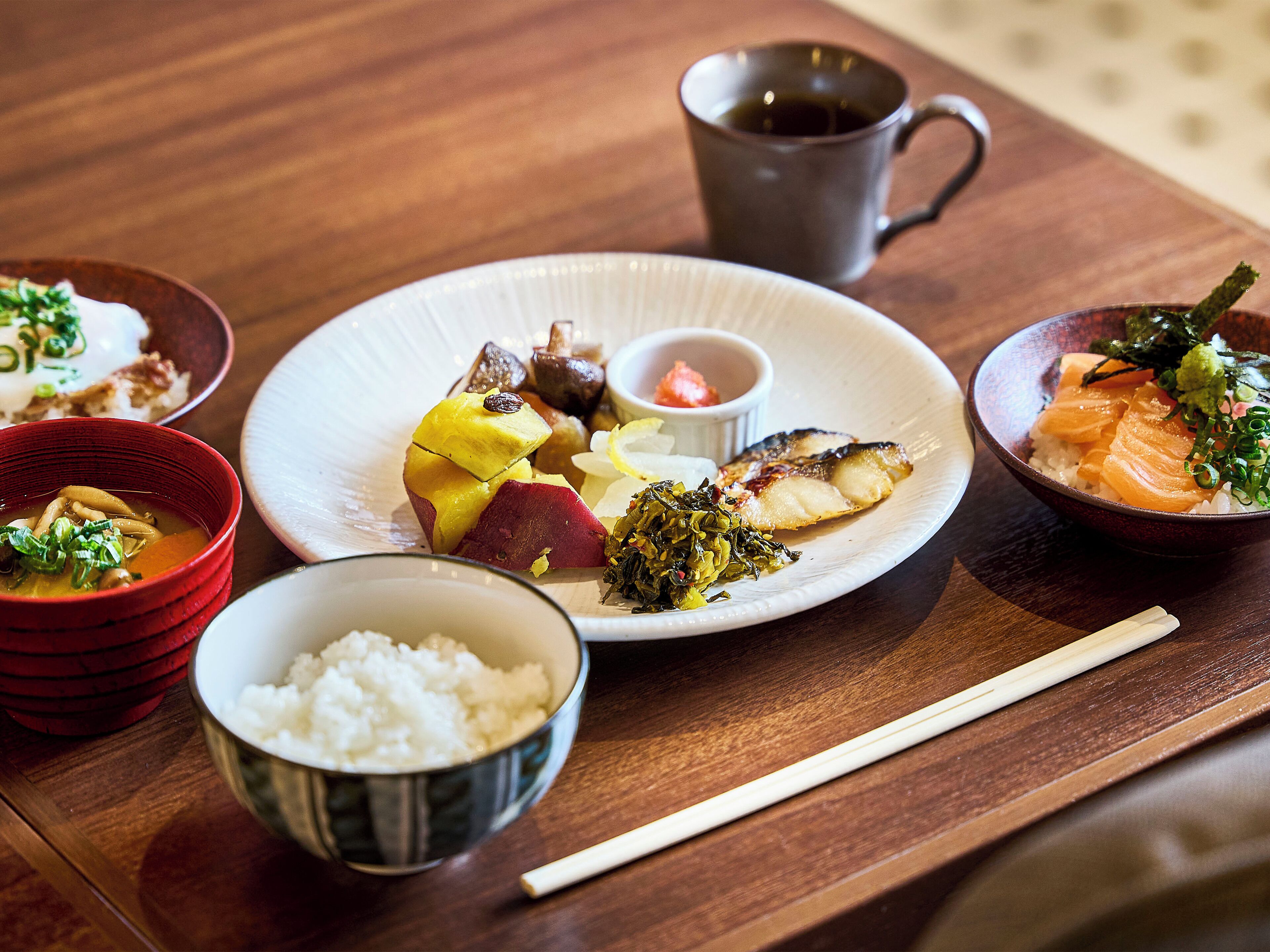 daily buffet breakfast (jpy 2500 per person)