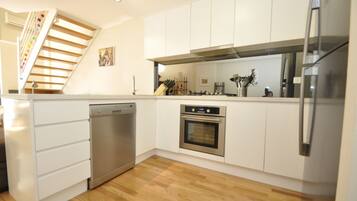 Refrigerador con freezer, microondas, horno, placa de cocina