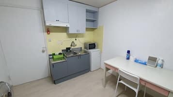 Basic-Einzelzimmer, 1 Schlafzimmer, Nichtraucher, eigenes Bad | Laptopgeeigneter Arbeitsplatz, schallisolierte Zimmer