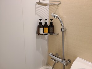 Bañera con ducha, artículos de tocador gratuitos, secador de pelo, batas