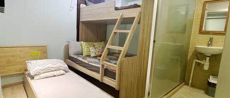 Comfort Quadruple Room, Multiple Beds | Individually decorated, individually furnished, soundproofing