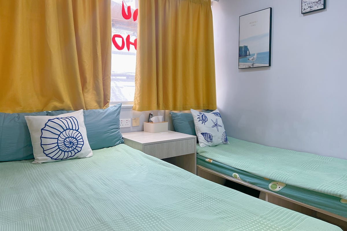 Kolmen hengen classic-huone, useita sänkyjä, näköala puutarhaan | Yksilöllisesti sisustettu, yksilöllisesti kalustettu, äänieristys