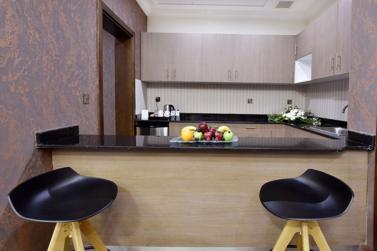 executive suite, 1 king bed | private kitchen | espresso maker, coffee/tea maker, electric kettle, paper towels