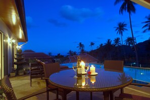 Outdoor dining - 4 BEDROOM - STUNNING SEA VIEWS, MOUNTAIN VISTAS AND CLOSE TO OCEAN AND SHOPPING (Koh Samui)