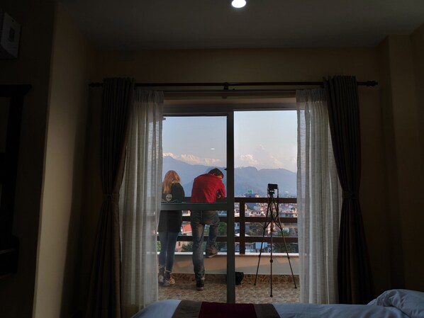 デラックス シングルルーム ダブルベッド 1 台 バルコニー マウンテンビュー | 部屋からの景観