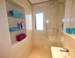 Apartment, 1 Schlafzimmer (775) | Badezimmer | Dusche, Handtücher, Seife, Toilettenpapier
