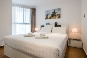 Cubrecamas, escritorio, cortinas blackout y wifi gratis