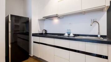 Frigorífico grande y placa de cocina