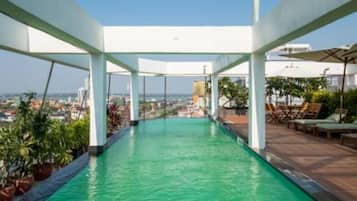 Una piscina al aire libre