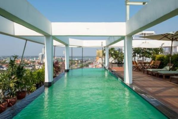 Una piscina al aire libre