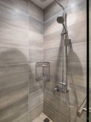 Shower, hydromassage showerhead, free toiletries, hair dryer