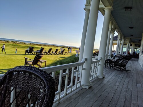 Best views of tidal river & Ocean Course, wlk to beach, private dock, Super Home