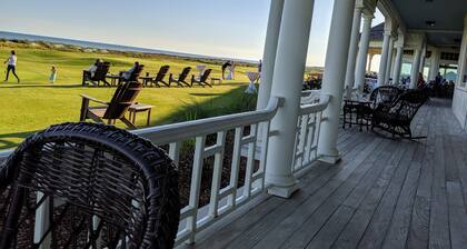 Best views of tidal river & Ocean Course, wlk to beach, private dock, Super Home
