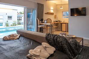 Luxury-Villa, Kochnische, Poolblick | Ausblick vom Zimmer