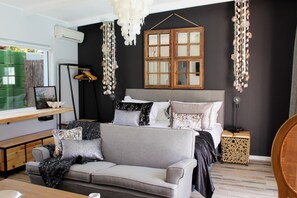 Luxury-Villa, Kochnische, Poolblick | Zimmersafe, individuell dekoriert, individuell eingerichtet