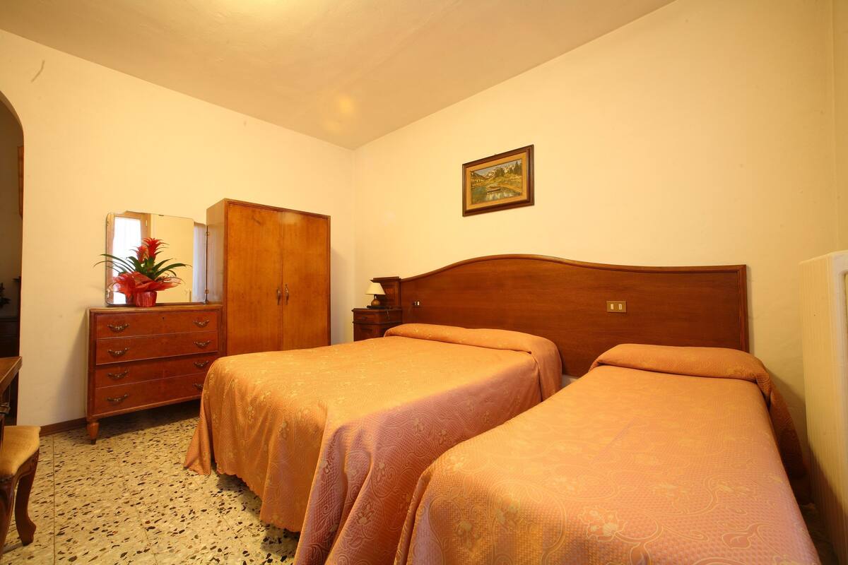 Triple Room, Multiple Beds