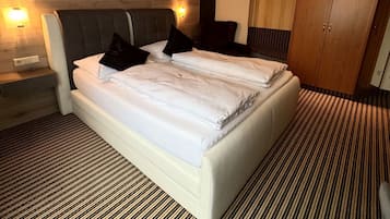 Comfort-værelse med dobbeltseng eller 2 enkeltsenge - 1 kingsize-seng - udsigt til kanal | Allergivenligt sengetøj, individuelt design, individuel indretning