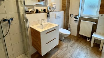Comfort Double or Twin Room, 1 King Bed, Canal View | Bathroom