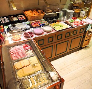 Free daily buffet breakfast