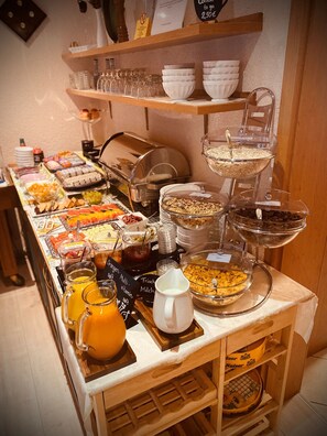 A buffet with various food items and beverages, including fruits, cereals, and a coffee station. - Hotel Harbauer (Schwarzenbruck)