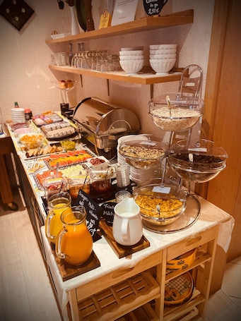 Free daily buffet breakfast . Hotel Harbauer