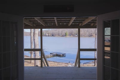 Beautiful Lakefront Cabin with Hot Tub!