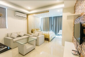Deluxe Room | Living room | 32-inch LED TV with cable channels, TV - Ca&Sa Service Apartment (Phnom Penh)