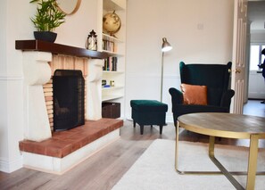 20-inch flat-screen TV with digital channels, TV, fireplace - Modern & Renovated 2 Bedroom Flat in Rathmines (Dublin)