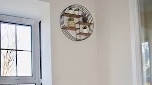 Full-sized fridge, microwave, oven, stovetop - Modern & Renovated 2 Bedroom Flat in Rathmines (Dublin)