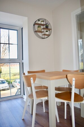 Full-size fridge, microwave, oven, stovetop - Modern & Renovated 2 Bedroom Flat in Rathmines (Dublin)