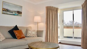 20-inch flat-screen TV with digital channels, TV, fireplace - Modern & Renovated 2 Bedroom Flat in Rathmines (Dublin)