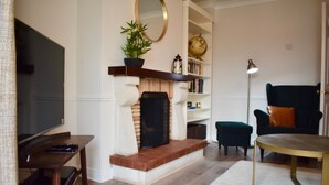 20-inch flat-screen TV with digital channels, TV, fireplace - Modern & Renovated 2 Bedroom Flat in Rathmines (Dublin)