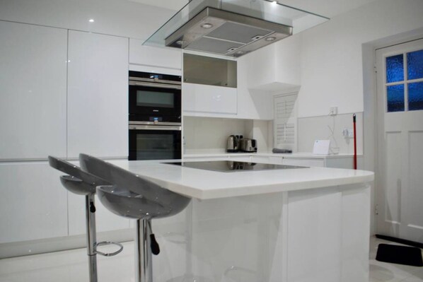 Fridge, oven, stovetop, dishwasher - Modern Flat Close to Marble Arch (London)