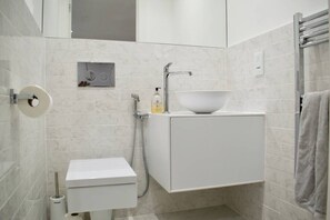 Shower, towels - Modern Flat Close to Marble Arch (London)