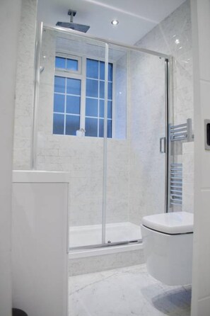 Shower, towels - Modern Flat Close to Marble Arch (London)