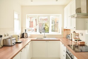 Hus (3 Bedrooms) | Eget kjøkken | Kjøleskap, ovn, kokeplater og oppvaskmaskin