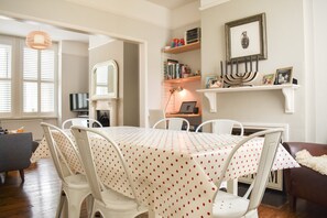 In-room dining - 3 Bedroom Brighton Townhouse With Garden (Brighton)