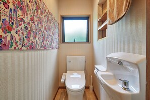 Separate bathtub and shower, deep-soaking bathtub, free toiletries